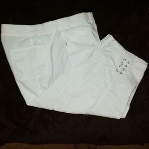 🦄 NWOT Avenue white capri pants size 22W